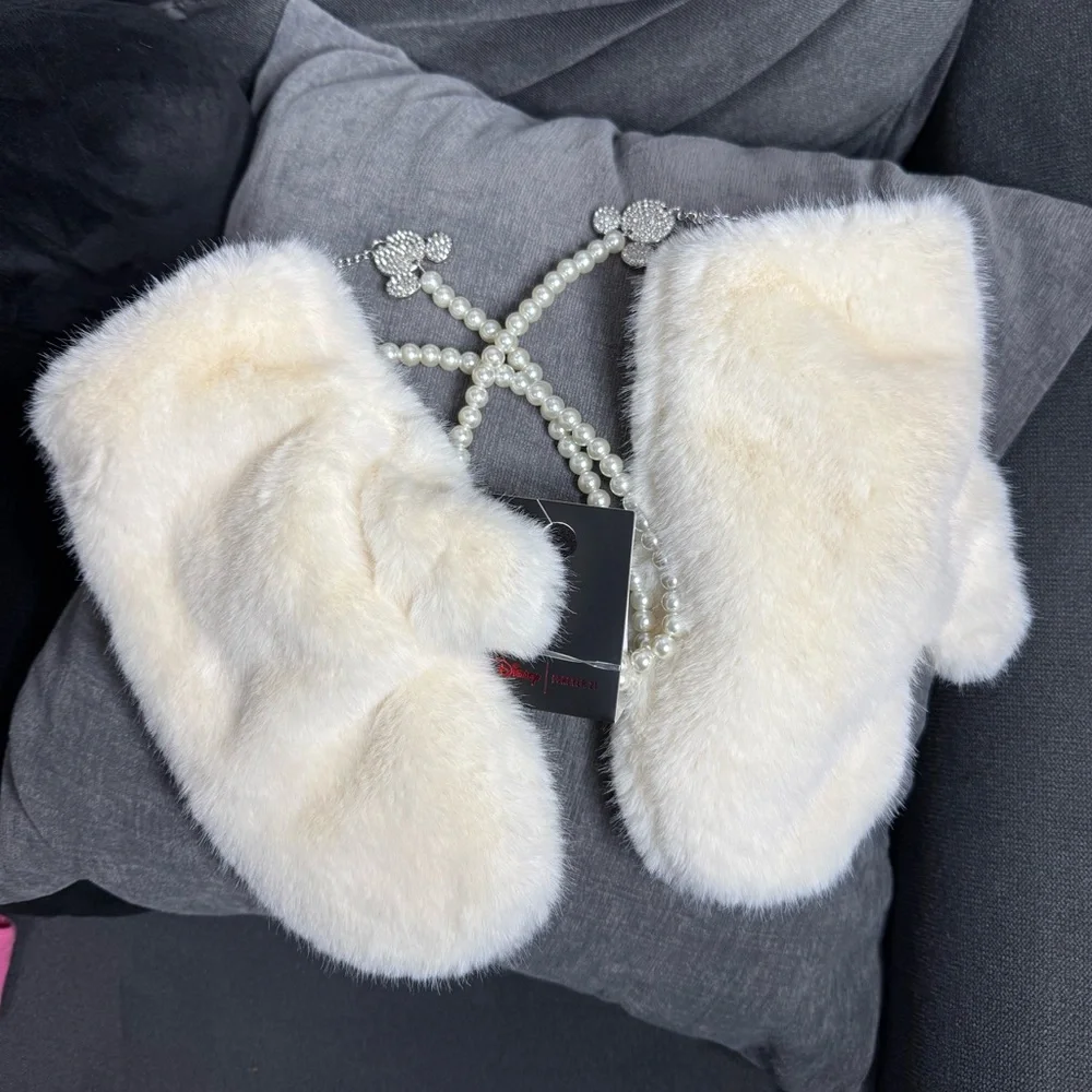 NWT Forever 21 Woman Disney Mickey Mouse Plush Mittens